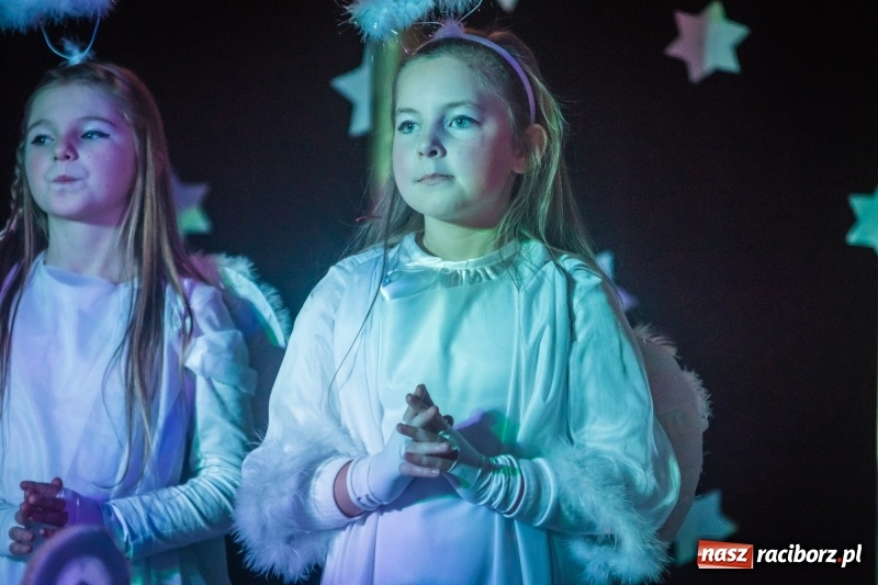 Zdjęcie w galerii na portalu naszraciborz.pl: Dzieci i młodzież SP 13 wystawiły Dziewczynkę z Zapałkami wiadomości z regionu