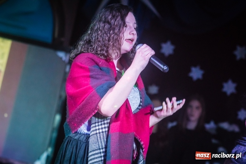 Zdjęcie w galerii na portalu naszraciborz.pl: Dzieci i młodzież SP 13 wystawiły Dziewczynkę z Zapałkami wiadomości z regionu