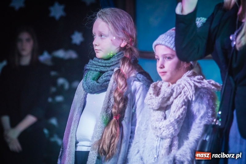 Zdjęcie w galerii na portalu naszraciborz.pl: Dzieci i młodzież SP 13 wystawiły Dziewczynkę z Zapałkami wiadomości z regionu