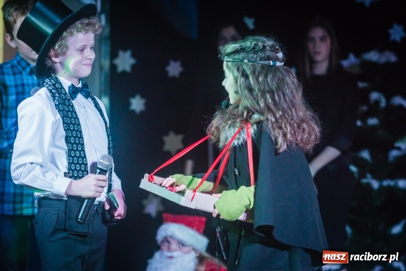 Zdjęcie w galerii na portalu naszraciborz.pl: Dzieci i młodzież SP 13 wystawiły Dziewczynkę z Zapałkami wiadomości z regionu