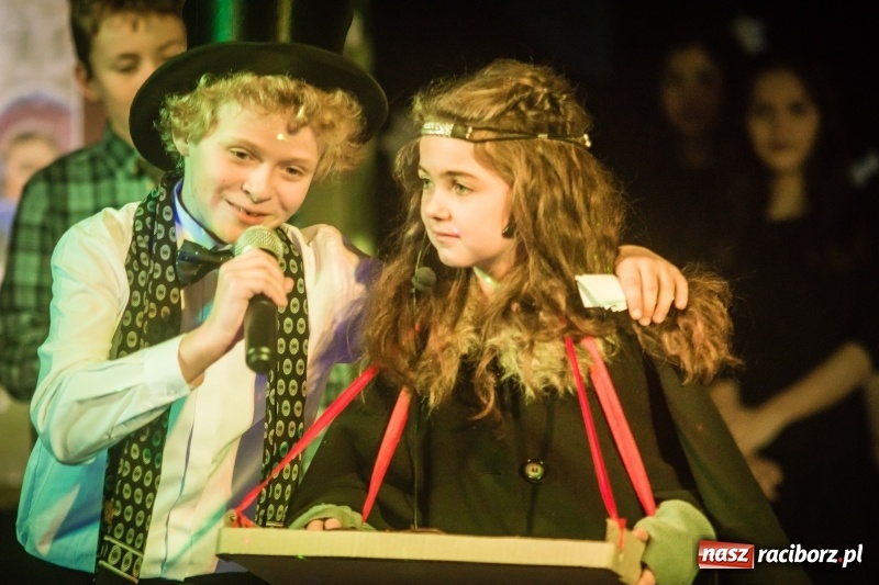 Zdjęcie w galerii na portalu naszraciborz.pl: Dzieci i młodzież SP 13 wystawiły Dziewczynkę z Zapałkami wiadomości z regionu