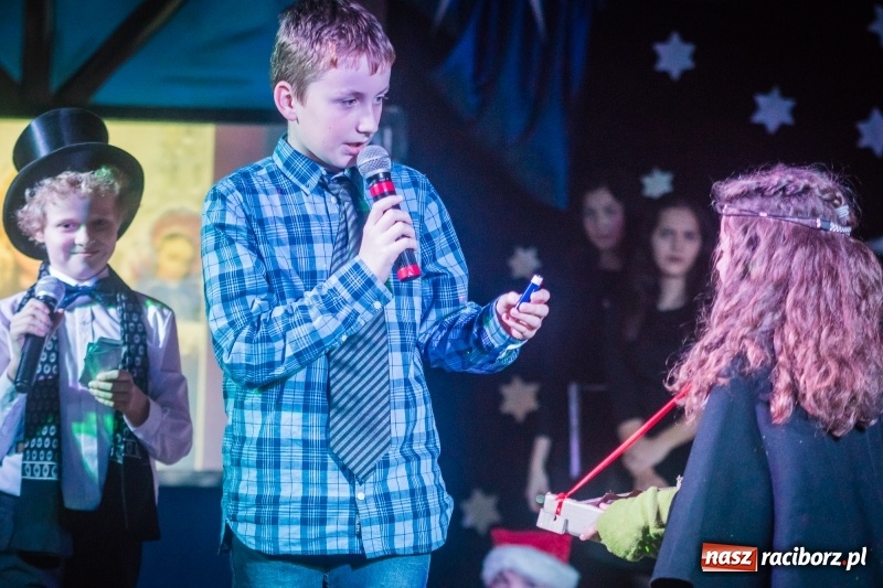 Zdjęcie w galerii na portalu naszraciborz.pl: Dzieci i młodzież SP 13 wystawiły Dziewczynkę z Zapałkami wiadomości z regionu