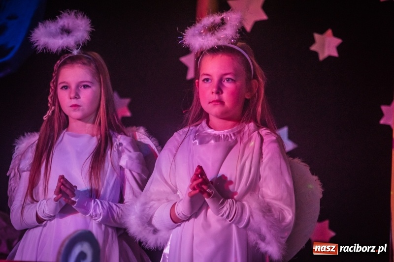 Zdjęcie w galerii na portalu naszraciborz.pl: Dzieci i młodzież SP 13 wystawiły Dziewczynkę z Zapałkami wiadomości z regionu