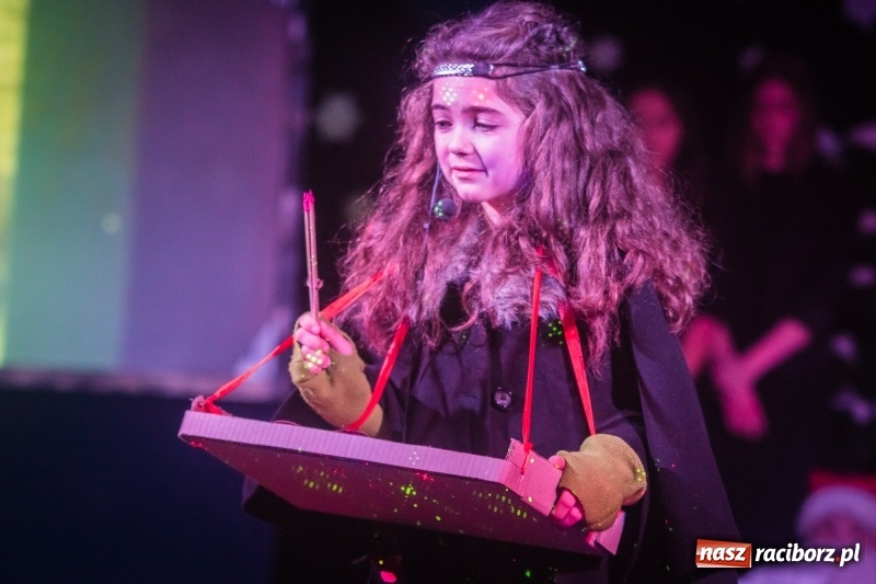 Zdjęcie w galerii na portalu naszraciborz.pl: Dzieci i młodzież SP 13 wystawiły Dziewczynkę z Zapałkami wiadomości z regionu