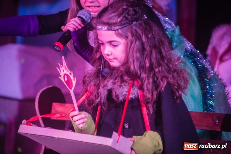 Zdjęcie w galerii na portalu naszraciborz.pl: Dzieci i młodzież SP 13 wystawiły Dziewczynkę z Zapałkami wiadomości z regionu