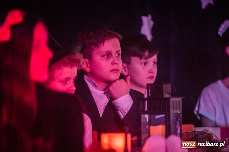 Zdjęcie w galerii na portalu naszraciborz.pl: Dzieci i młodzież SP 13 wystawiły Dziewczynkę z Zapałkami wiadomości z regionu