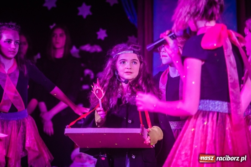 Zdjęcie w galerii na portalu naszraciborz.pl: Dzieci i młodzież SP 13 wystawiły Dziewczynkę z Zapałkami wiadomości z regionu