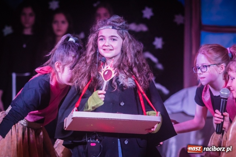 Zdjęcie w galerii na portalu naszraciborz.pl: Dzieci i młodzież SP 13 wystawiły Dziewczynkę z Zapałkami wiadomości z regionu