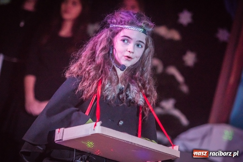 Zdjęcie w galerii na portalu naszraciborz.pl: Dzieci i młodzież SP 13 wystawiły Dziewczynkę z Zapałkami wiadomości z regionu