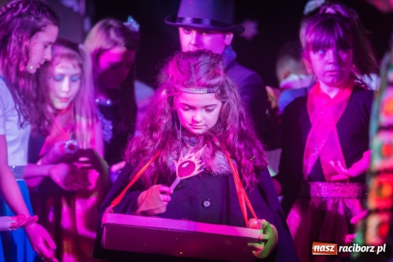 Zdjęcie w galerii na portalu naszraciborz.pl: Dzieci i młodzież SP 13 wystawiły Dziewczynkę z Zapałkami wiadomości z regionu