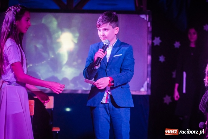 Zdjęcie w galerii na portalu naszraciborz.pl: Dzieci i młodzież SP 13 wystawiły Dziewczynkę z Zapałkami wiadomości z regionu