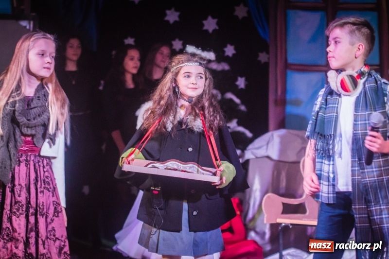 Zdjęcie w galerii na portalu naszraciborz.pl: Dzieci i młodzież SP 13 wystawiły Dziewczynkę z Zapałkami wiadomości z regionu