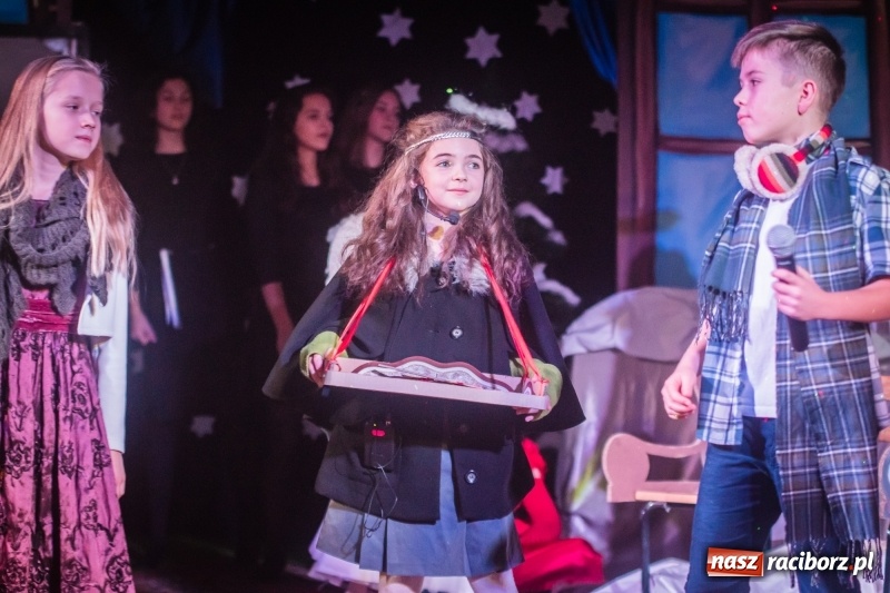 Zdjęcie w galerii na portalu naszraciborz.pl: Dzieci i młodzież SP 13 wystawiły Dziewczynkę z Zapałkami wiadomości z regionu