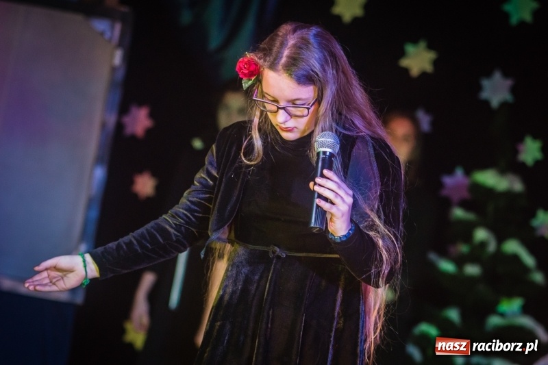 Zdjęcie w galerii na portalu naszraciborz.pl: Dzieci i młodzież SP 13 wystawiły Dziewczynkę z Zapałkami wiadomości z regionu