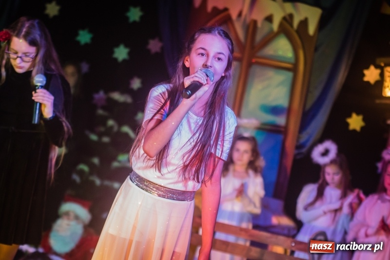 Zdjęcie w galerii na portalu naszraciborz.pl: Dzieci i młodzież SP 13 wystawiły Dziewczynkę z Zapałkami wiadomości z regionu