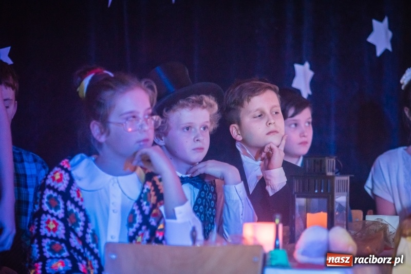 Zdjęcie w galerii na portalu naszraciborz.pl: Dzieci i młodzież SP 13 wystawiły Dziewczynkę z Zapałkami wiadomości z regionu