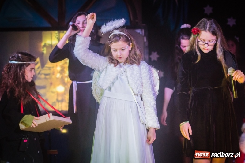 Zdjęcie w galerii na portalu naszraciborz.pl: Dzieci i młodzież SP 13 wystawiły Dziewczynkę z Zapałkami wiadomości z regionu