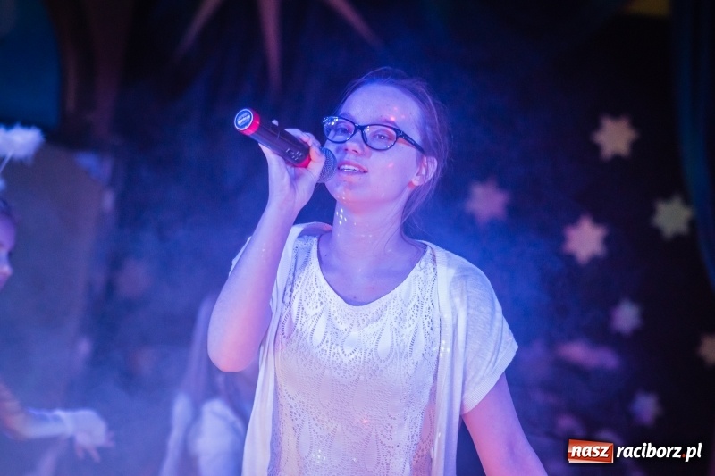 Zdjęcie w galerii na portalu naszraciborz.pl: Dzieci i młodzież SP 13 wystawiły Dziewczynkę z Zapałkami wiadomości z regionu