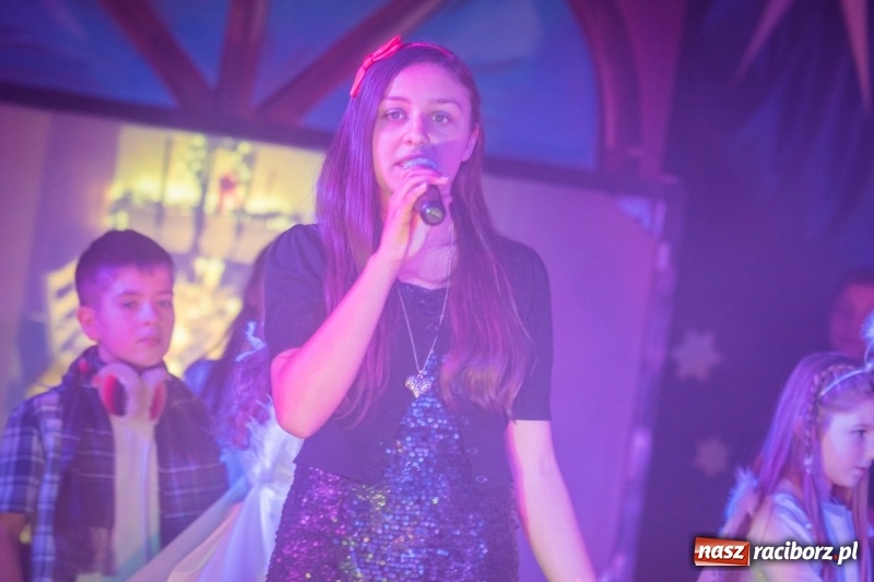 Zdjęcie w galerii na portalu naszraciborz.pl: Dzieci i młodzież SP 13 wystawiły Dziewczynkę z Zapałkami wiadomości z regionu