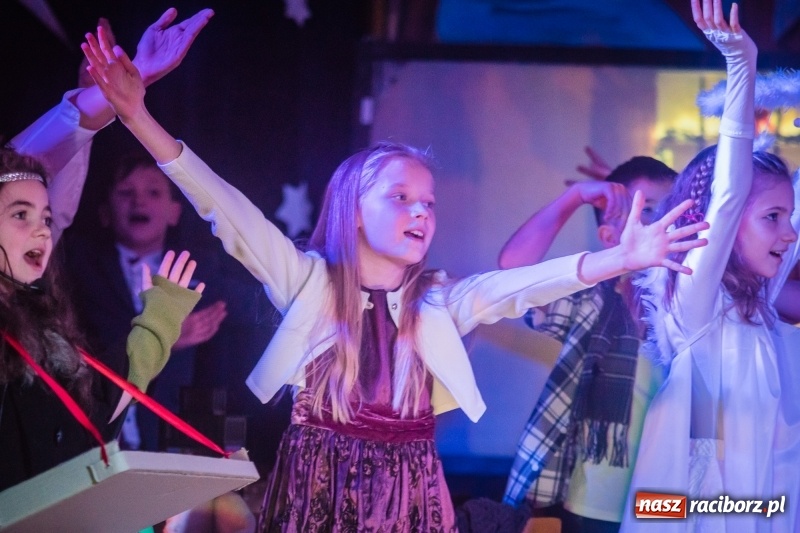 Zdjęcie w galerii na portalu naszraciborz.pl: Dzieci i młodzież SP 13 wystawiły Dziewczynkę z Zapałkami wiadomości z regionu