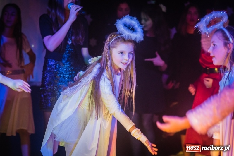 Zdjęcie w galerii na portalu naszraciborz.pl: Dzieci i młodzież SP 13 wystawiły Dziewczynkę z Zapałkami wiadomości z regionu