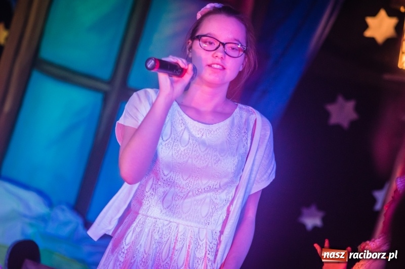 Zdjęcie w galerii na portalu naszraciborz.pl: Dzieci i młodzież SP 13 wystawiły Dziewczynkę z Zapałkami wiadomości z regionu