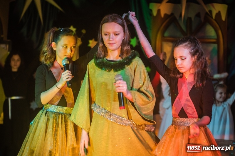 Zdjęcie w galerii na portalu naszraciborz.pl: Dzieci i młodzież SP 13 wystawiły Dziewczynkę z Zapałkami wiadomości z regionu