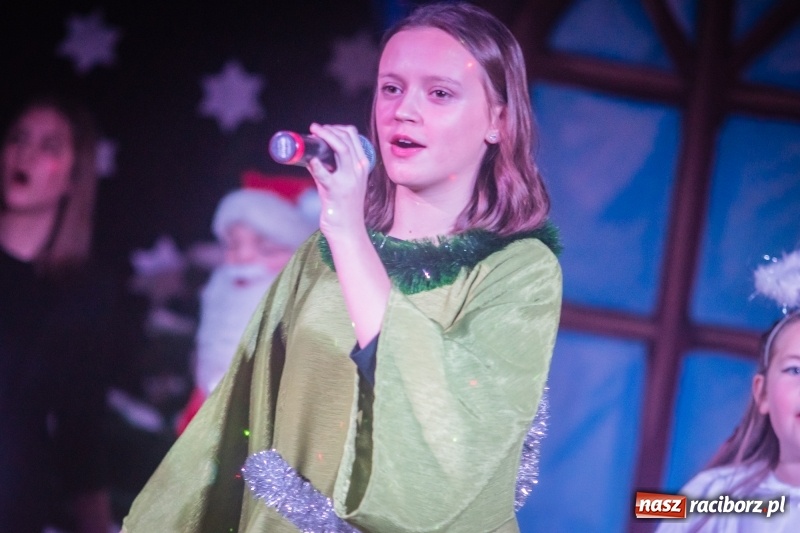 Zdjęcie w galerii na portalu naszraciborz.pl: Dzieci i młodzież SP 13 wystawiły Dziewczynkę z Zapałkami wiadomości z regionu