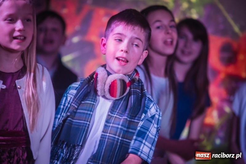 Zdjęcie w galerii na portalu naszraciborz.pl: Dzieci i młodzież SP 13 wystawiły Dziewczynkę z Zapałkami wiadomości z regionu