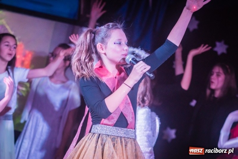 Zdjęcie w galerii na portalu naszraciborz.pl: Dzieci i młodzież SP 13 wystawiły Dziewczynkę z Zapałkami wiadomości z regionu