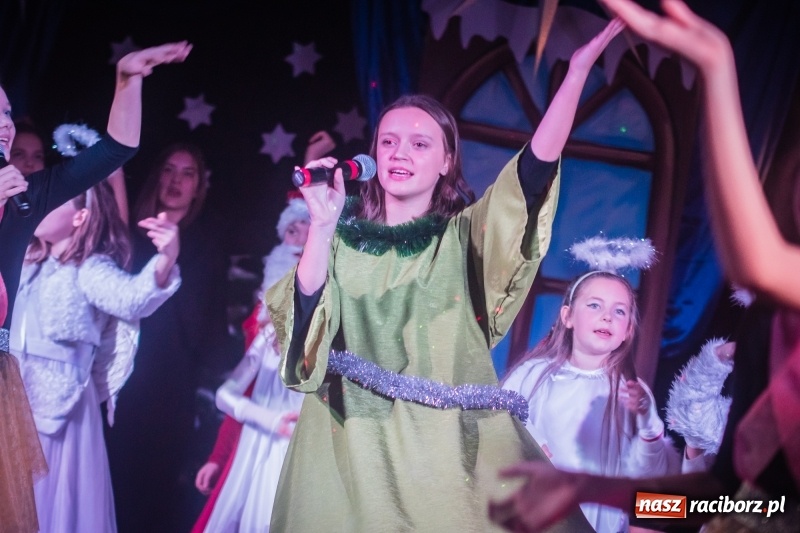 Zdjęcie w galerii na portalu naszraciborz.pl: Dzieci i młodzież SP 13 wystawiły Dziewczynkę z Zapałkami wiadomości z regionu