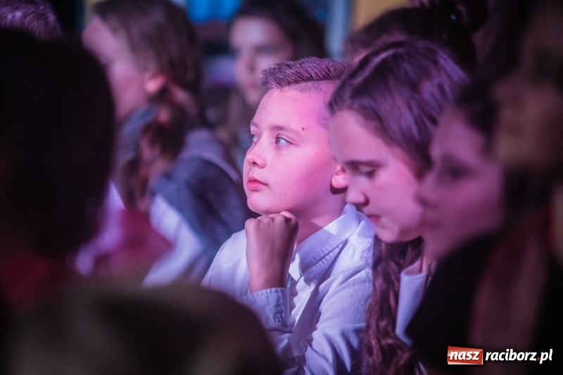 Zdjęcie w galerii na portalu naszraciborz.pl: Dzieci i młodzież SP 13 wystawiły Dziewczynkę z Zapałkami wiadomości z regionu