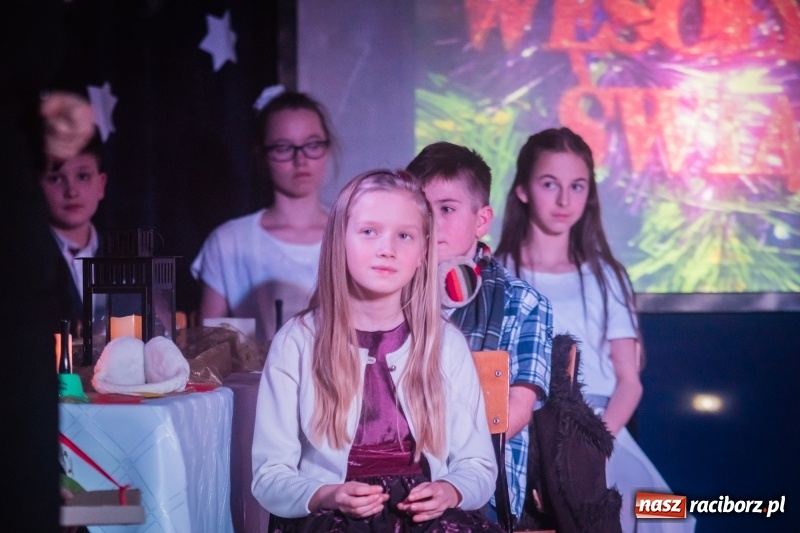 Zdjęcie w galerii na portalu naszraciborz.pl: Dzieci i młodzież SP 13 wystawiły Dziewczynkę z Zapałkami wiadomości z regionu