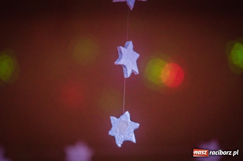 Zdjęcie w galerii na portalu naszraciborz.pl: Dzieci i młodzież SP 13 wystawiły Dziewczynkę z Zapałkami wiadomości z regionu