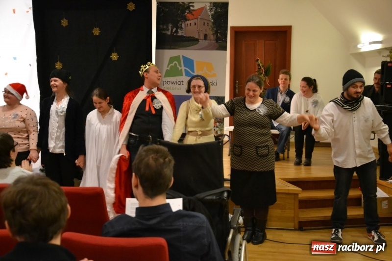 Zdjęcie w galerii na portalu naszraciborz.pl: Szczególne spotkanie wigilijne na raciborskim zamku  wiadomości z regionu