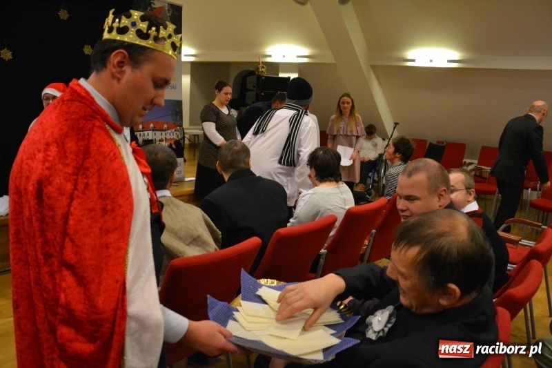 Zdjęcie w galerii na portalu naszraciborz.pl: Szczególne spotkanie wigilijne na raciborskim zamku  wiadomości z regionu