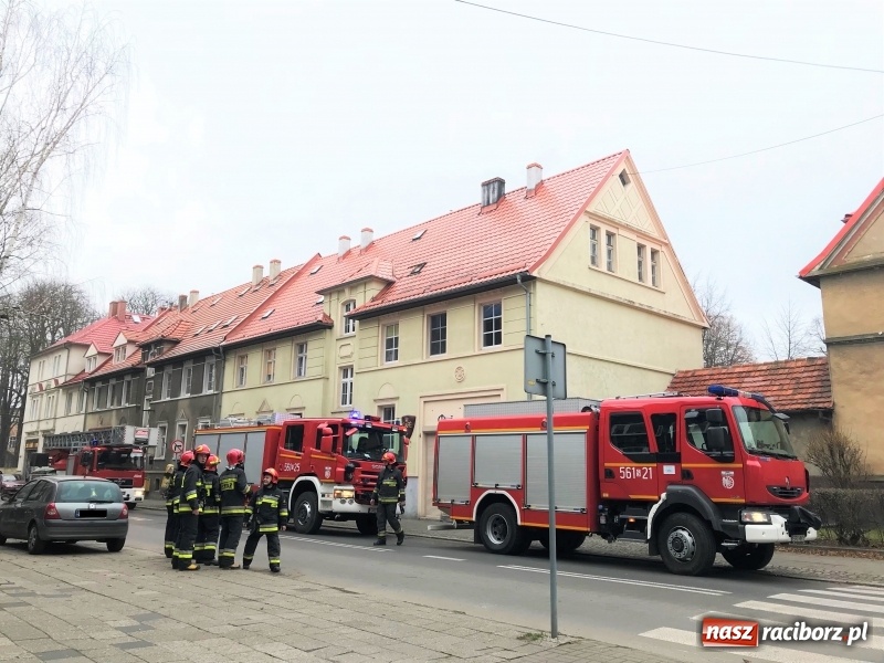 Zdjęcie w galerii na portalu naszraciborz.pl: Akcja strażaków na Stalmacha. Z poddasza wydobywał się dym wiadomości z regionu