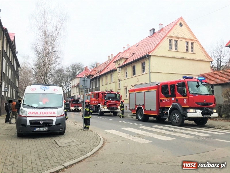 Zdjęcie w galerii na portalu naszraciborz.pl: Akcja strażaków na Stalmacha. Z poddasza wydobywał się dym wiadomości z regionu
