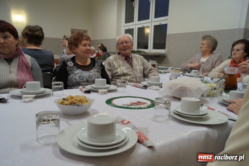 Zdjęcie w galerii na portalu naszraciborz.pl: Anioły z Kobiet Aktywnych w Nędzy pamiętają o potrzebujących wiadomości z regionu