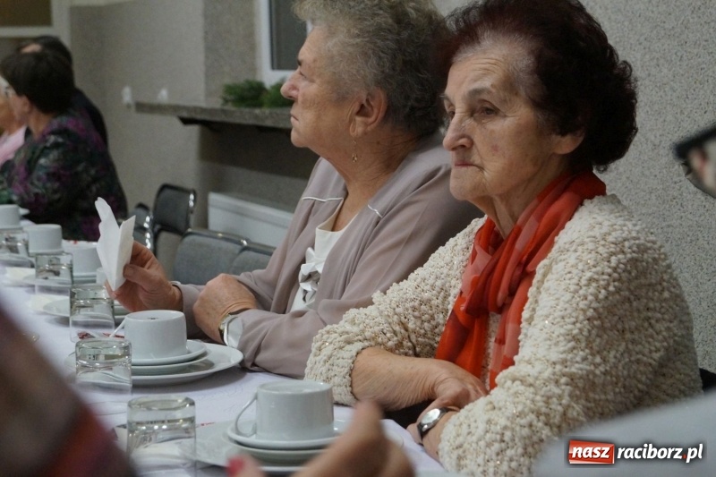 Zdjęcie w galerii na portalu naszraciborz.pl: Anioły z Kobiet Aktywnych w Nędzy pamiętają o potrzebujących wiadomości z regionu