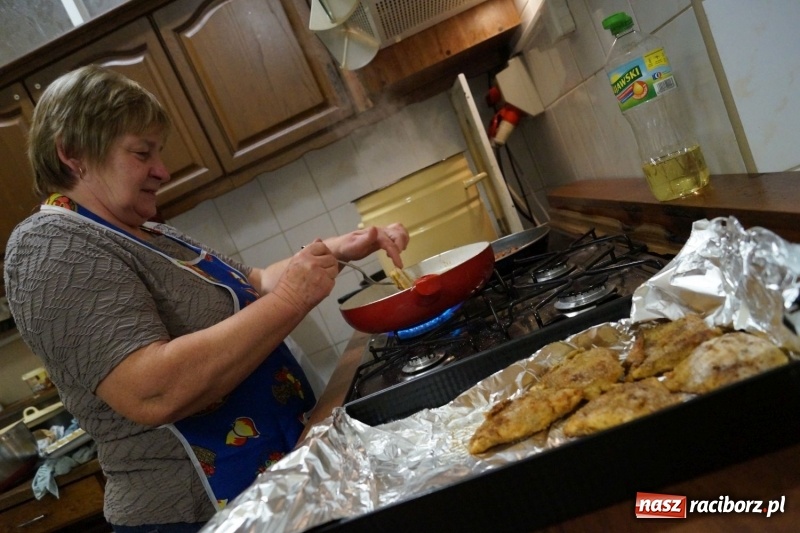 Zdjęcie w galerii na portalu naszraciborz.pl: Anioły z Kobiet Aktywnych w Nędzy pamiętają o potrzebujących wiadomości z regionu