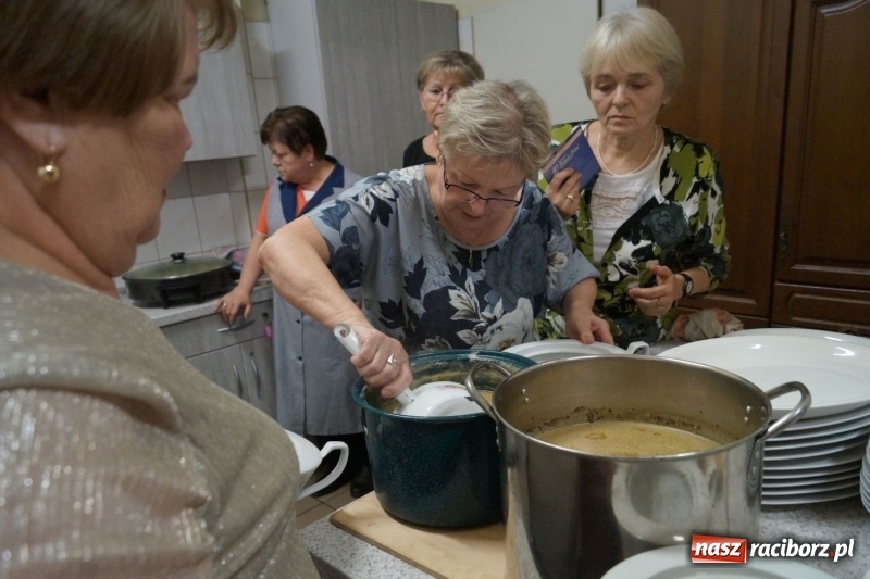 Zdjęcie w galerii na portalu naszraciborz.pl: Anioły z Kobiet Aktywnych w Nędzy pamiętają o potrzebujących wiadomości z regionu