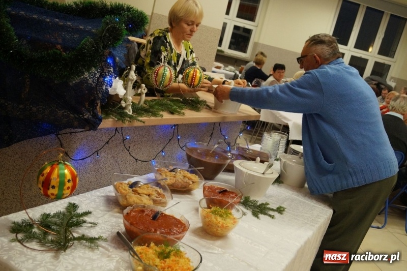Zdjęcie w galerii na portalu naszraciborz.pl: Anioły z Kobiet Aktywnych w Nędzy pamiętają o potrzebujących wiadomości z regionu