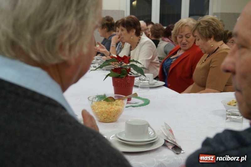 Zdjęcie w galerii na portalu naszraciborz.pl: Anioły z Kobiet Aktywnych w Nędzy pamiętają o potrzebujących wiadomości z regionu