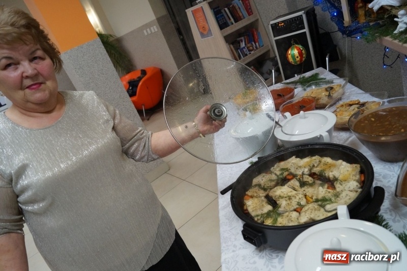 Zdjęcie w galerii na portalu naszraciborz.pl: Anioły z Kobiet Aktywnych w Nędzy pamiętają o potrzebujących wiadomości z regionu