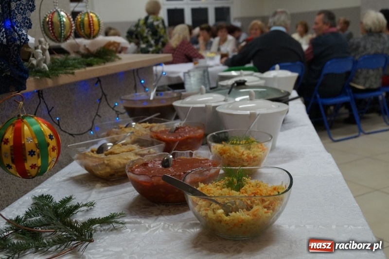 Zdjęcie w galerii na portalu naszraciborz.pl: Anioły z Kobiet Aktywnych w Nędzy pamiętają o potrzebujących wiadomości z regionu