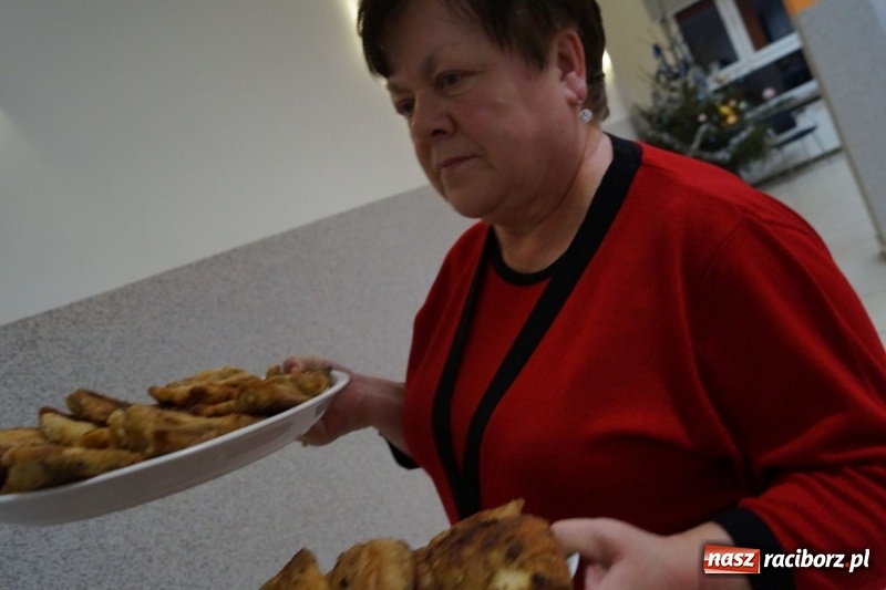 Zdjęcie w galerii na portalu naszraciborz.pl: Anioły z Kobiet Aktywnych w Nędzy pamiętają o potrzebujących wiadomości z regionu