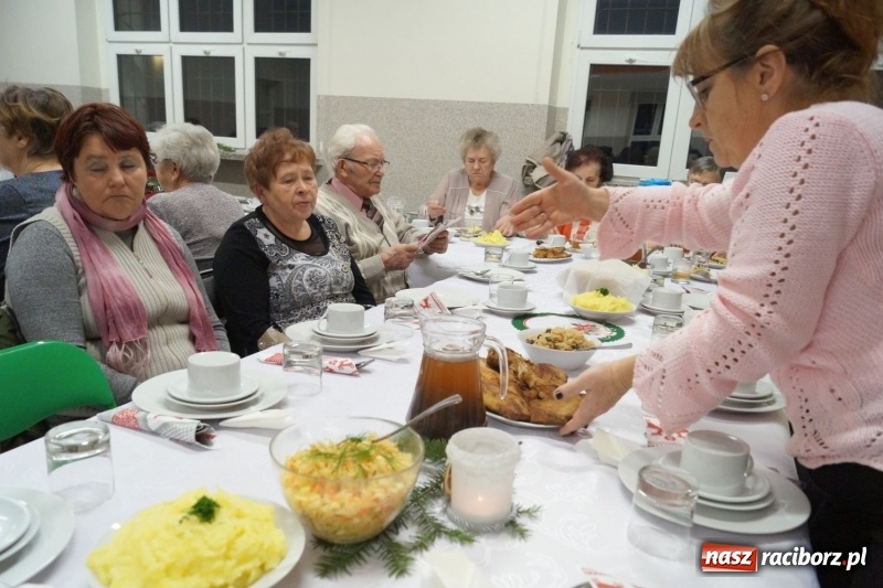 Zdjęcie w galerii na portalu naszraciborz.pl: Anioły z Kobiet Aktywnych w Nędzy pamiętają o potrzebujących wiadomości z regionu