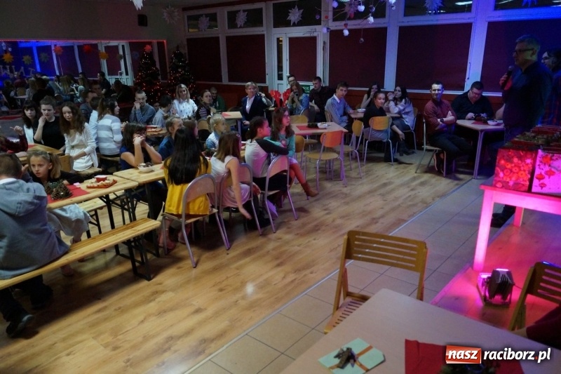 Zdjęcie w galerii na portalu naszraciborz.pl: Młodzież i wychowawcy podzielili się opłatkiem. Klub Strefa podsumował rok wiadomości z regionu