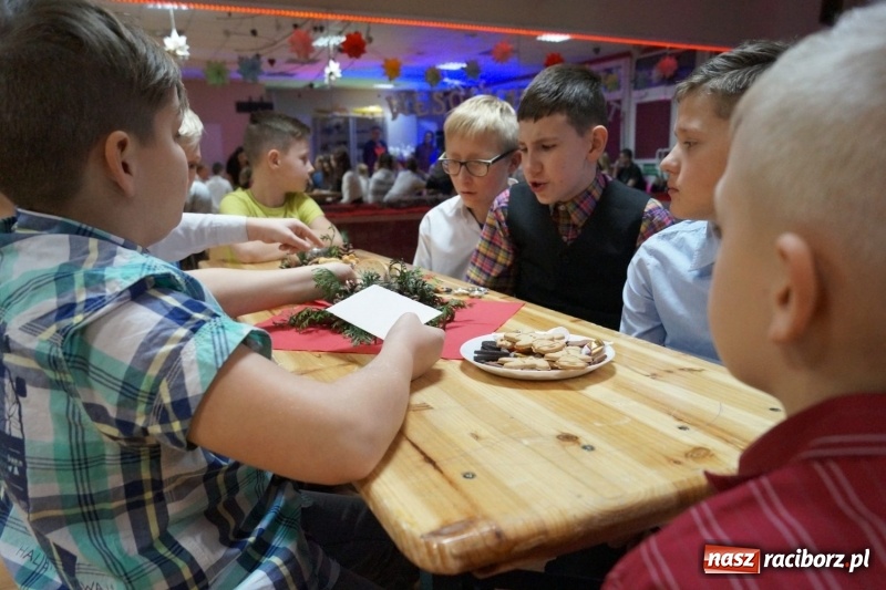 Zdjęcie w galerii na portalu naszraciborz.pl: Młodzież i wychowawcy podzielili się opłatkiem. Klub Strefa podsumował rok wiadomości z regionu